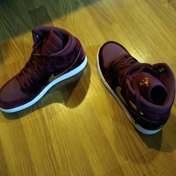 jordan 11 heiress night maroon